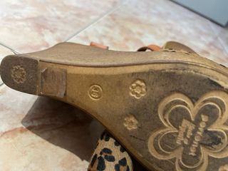 Sandalias de cuña con estampado de leopardo