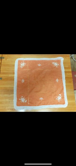 Centrotavola arancione con ricami bianchi