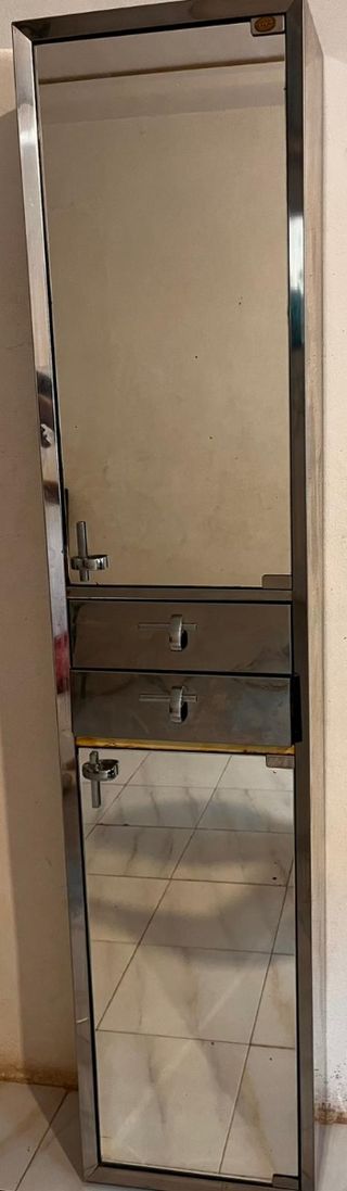 Mueble de baño plateado con espejo