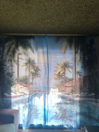 Cortinas 3D con diseño de piscina y palmeras.