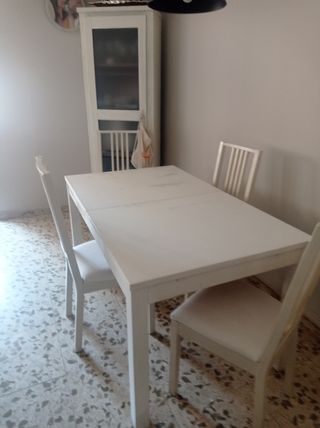 Mesa de comedor y 4 sillas