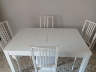 Mesa de comedor y 4 sillas