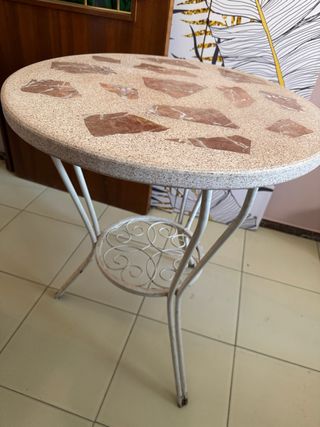 Mesa redonda de jardín con detalles de mármol