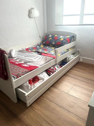 Cama infantil blanca con cajón IKEA