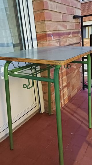 Mesa y 2 sillas de colegio antiguas de madera y me