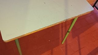 Mesa y 2 sillas de colegio antiguas de madera y me