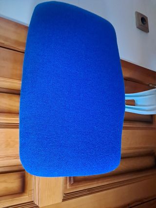 Silla giratoria azul y blanca