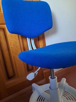 Silla giratoria azul y blanca