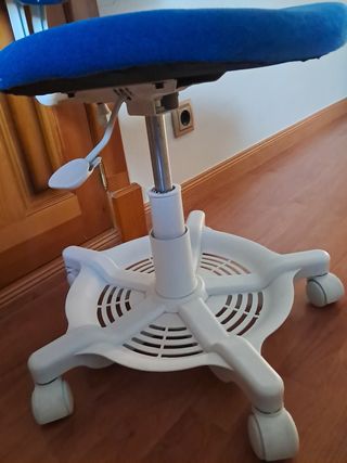 Silla giratoria azul y blanca