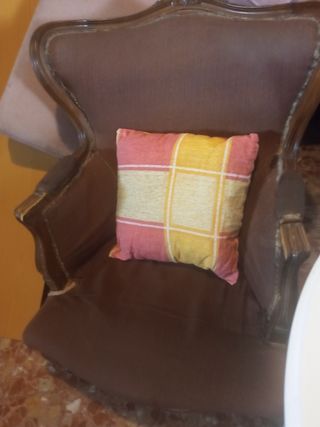 Sillón tapizado en tela y madera