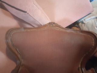 Sillón tapizado en tela y madera