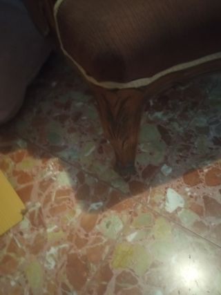 Sillón tapizado en tela y madera