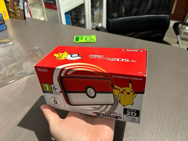 Nintendo 2DS XL Poké Ball Edition