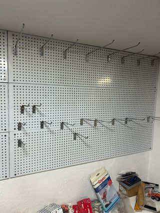 Paneles perforados con ganchos