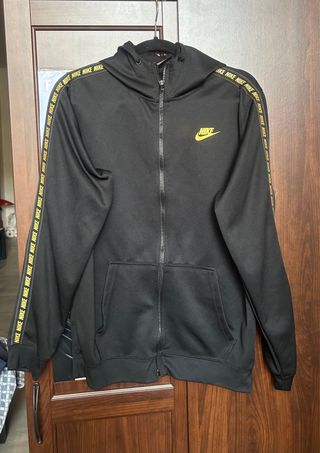 Felpa Nike nera con logo giallo