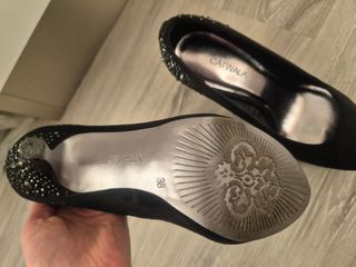 Scarpe scamosciate nere con strass e perline