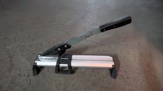 Guillotina para corte de suelo vinilo y laminado
