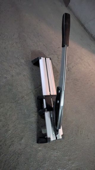 Guillotina para corte de suelo vinilo y laminado

