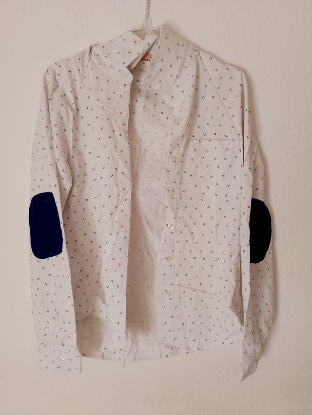Camisa blanca con estampado de anclas