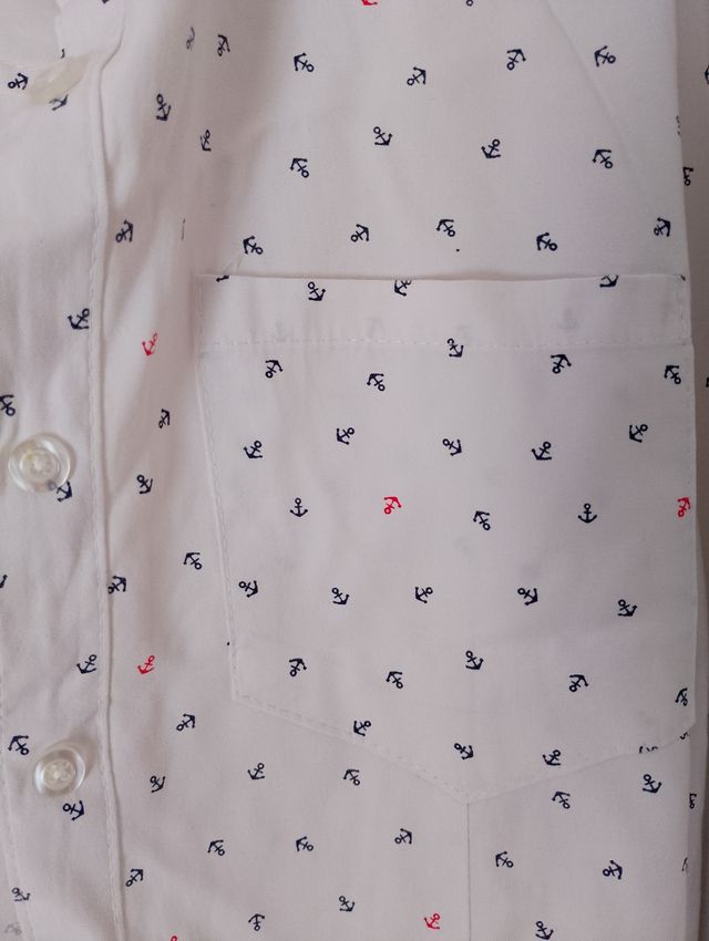 Camisa blanca con estampado de anclas