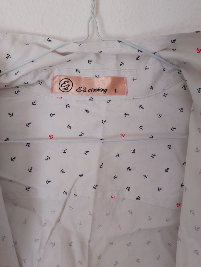 Camisa blanca con estampado de anclas