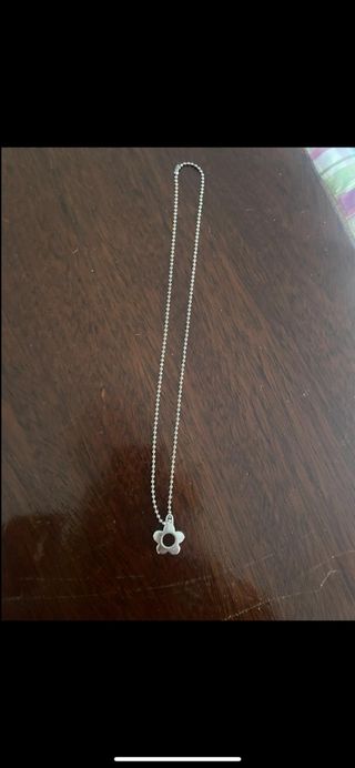 Collana con ciondolo a fiore