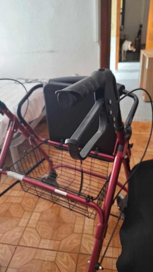 Andador con asiento y cesta