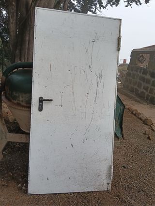 Puerta de hierro blanca