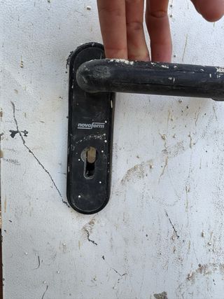 Puerta de hierro blanca