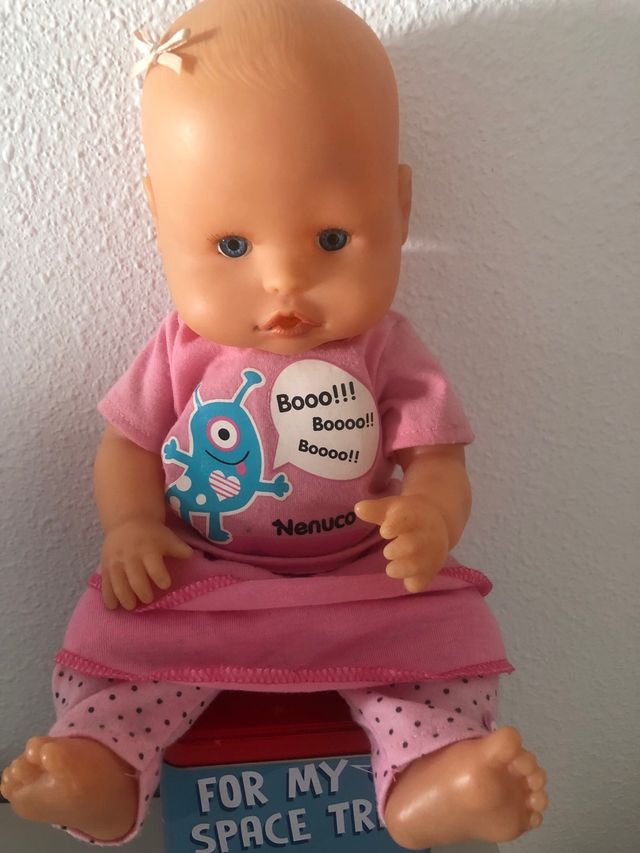 Bambola Nenuco rosa con stampa di mostri