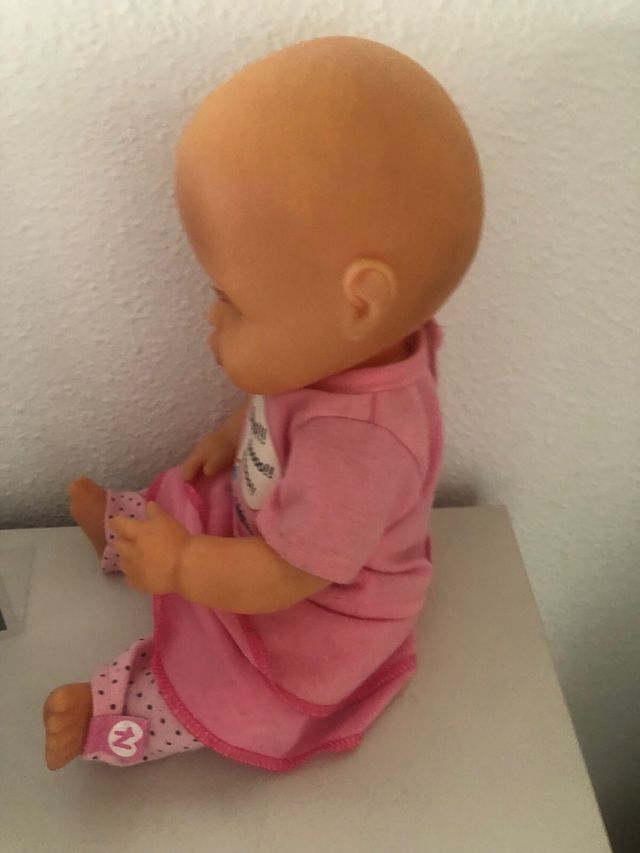 Bambola Nenuco rosa con stampa di mostri