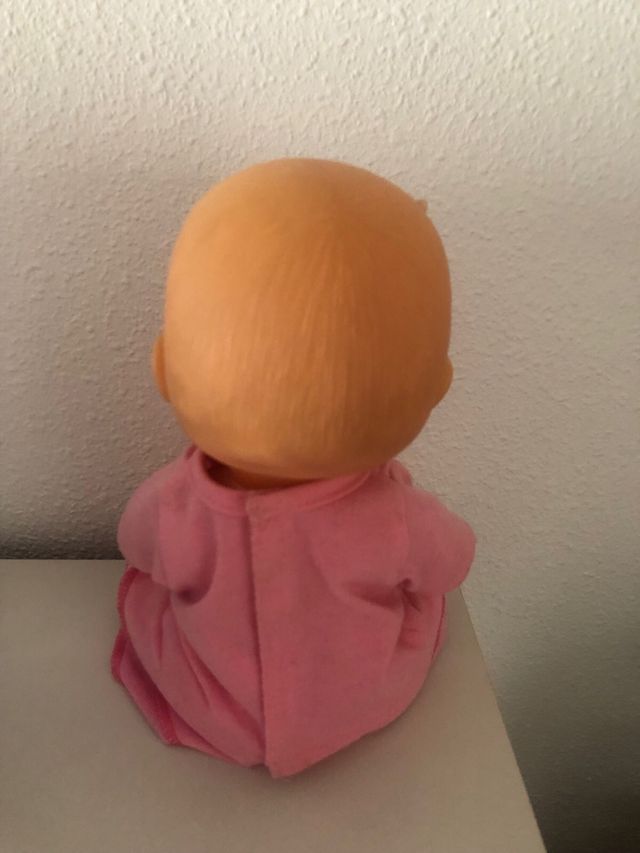 Bambola Nenuco rosa con stampa di mostri