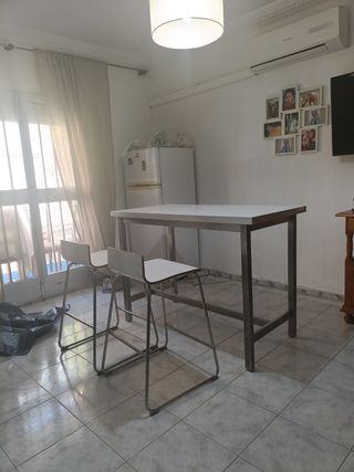 Mesa alta y 2 taburetes