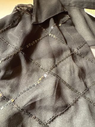 Blusa negra con lentejuelas