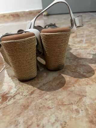 Sandalias blancas tacón