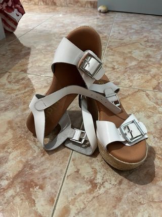 Sandalias blancas tacón