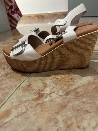 Sandalias blancas tacón