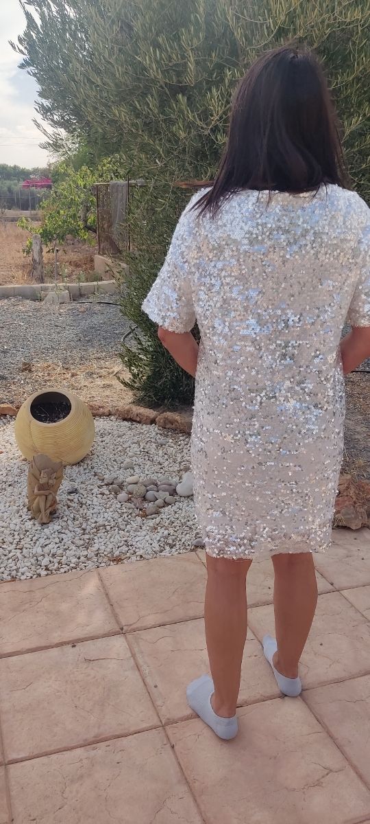 Vestido lentejuelas manga corta Zara