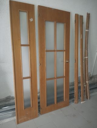 Puerta madera con cristal y molduras