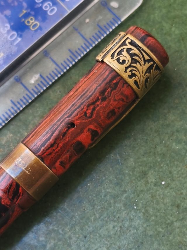 Penna stilografica antica in resina con clip