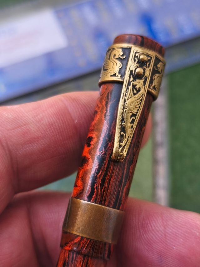 Penna stilografica antica in resina con clip