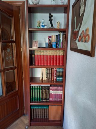 Librería de madera y papel