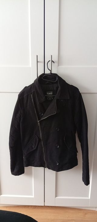 Chaqueta Pull and Bear Negra