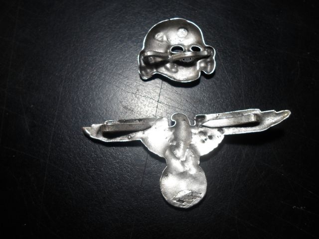 Insignias de estaño (2 unidades)-LAS QUE SE VEN