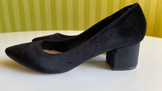 Zapatos de tacón negros de terciopelo