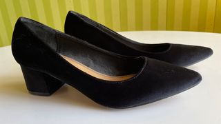 Zapatos de tacón negros de terciopelo