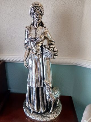 Figura de Plata Mujer con Cesta y Oveja