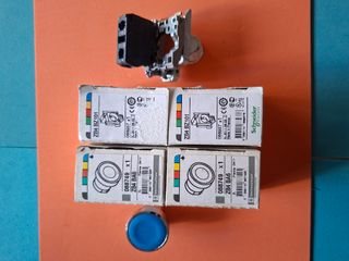 2 Pulsadores Telemecanique ZB4 BZ101 y ZB4 BA6