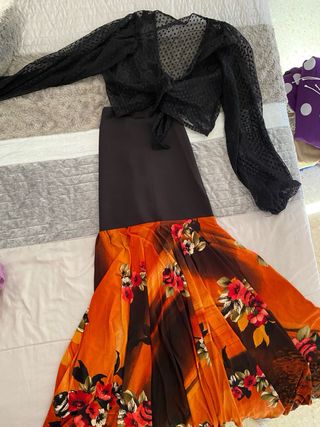 Traje de flamenca negro y naranja