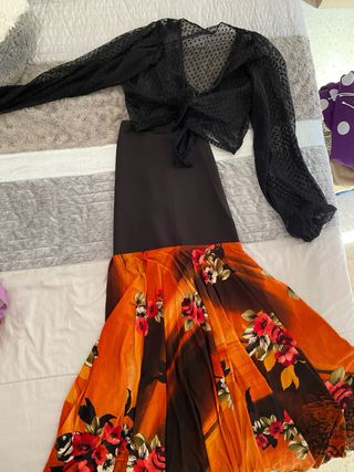 Traje de flamenca negro y naranja